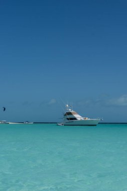 Venezuela 'daki Los Roques manzarası, turkuaz mavi plajlar, egzotik plajlar. 