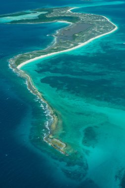 Venezuela 'daki Los Roques' un hava manzarası, turkuaz mavi plajlar, egzotik plajlar.