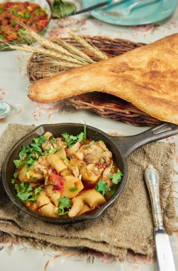 Patates ve sebzeli kızarmış tavuk.