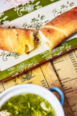 Bir parça ekmeği taze sebze ve otlarla kaplayın.