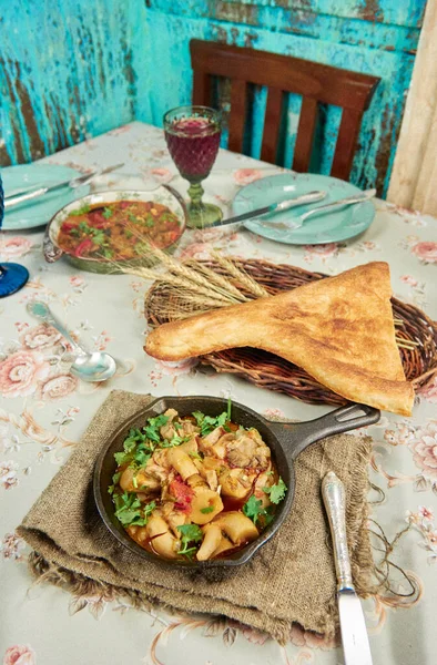 有蔬菜和调味品在木制桌子上的美味烤鱼 — 图库照片