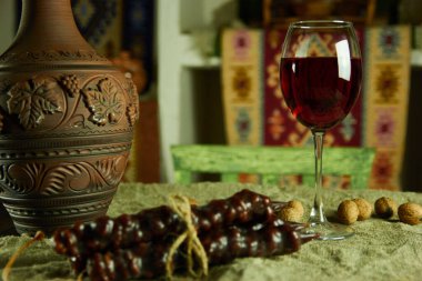 Şarap ve bir kadeh kırmızı ve beyaz üzüm.