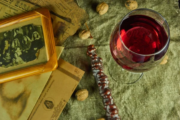 Vida Tranquila Com Copo Vinho Livro Sobre Fundo Madeira — Fotografia de Stock
