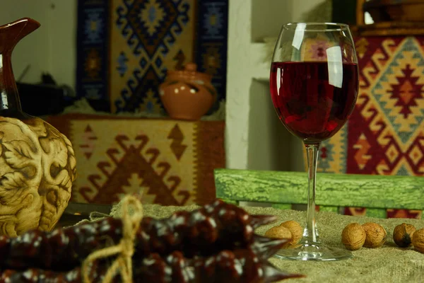 Бокал Вина Красным Белым Виноградом — стоковое фото