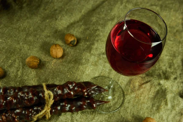 Copo Vinho Uvas Sobre Fundo Madeira — Fotografia de Stock