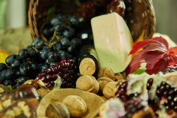 Различные Сорта Сыров Винограда Деревянном Столе — стоковое фото
