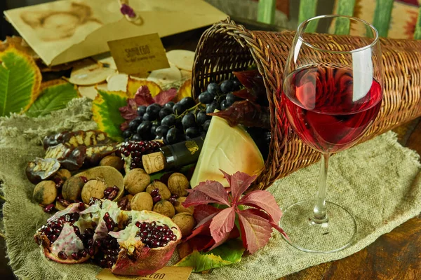 Wino Winogrona Szklance Drewnianym Stole — Zdjęcie stockowe