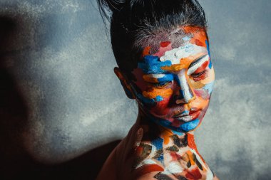 Asyalı kadın faceart yüz sanatı ile