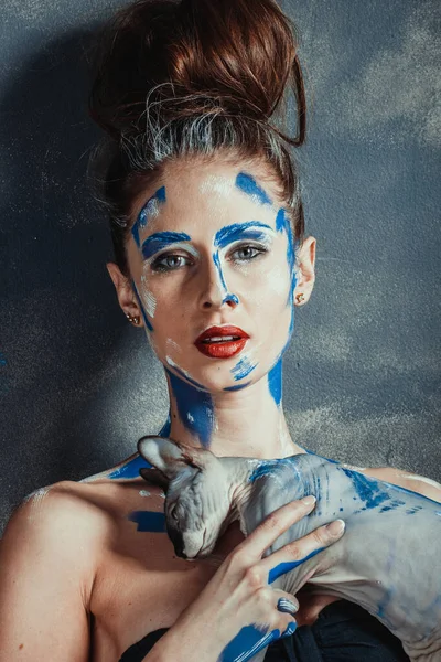 Kaukasisk Kvinna Med Ansikte Konst — Stockfoto