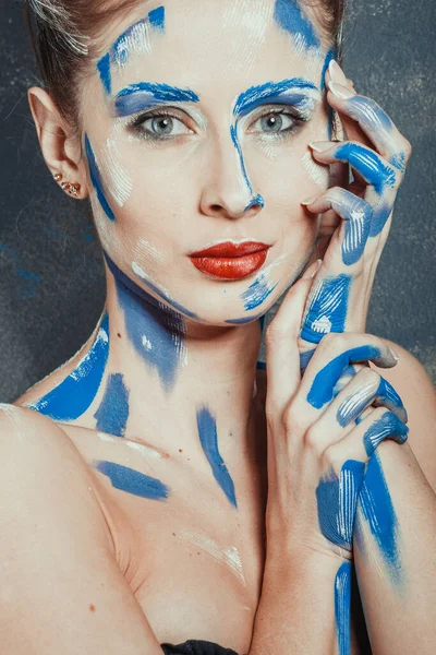 Kaukasisk Kvinna Med Ansikte Konst — Stockfoto