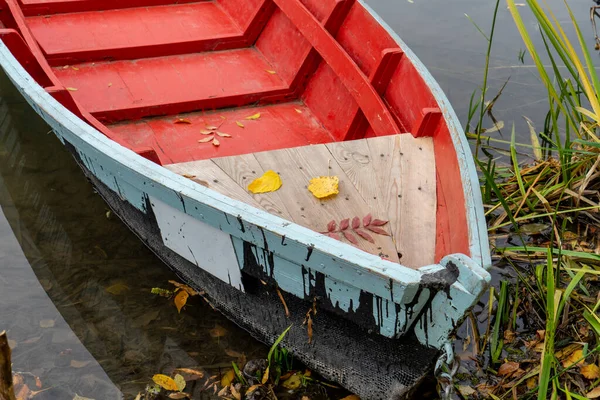 Boş tekne su yüzeyinde kırmızıya boyanmış.