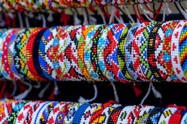 Boncuklardan elle örülmüş çok renkli bilezikler.