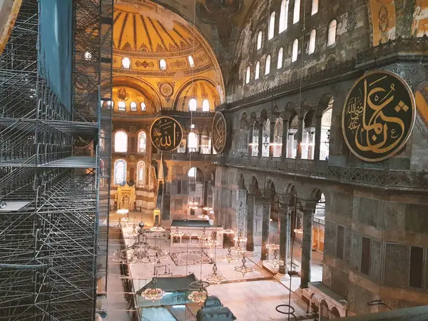 Aya Sophia 'nın içi - Antik Bizans bazilikası fotoğrafı