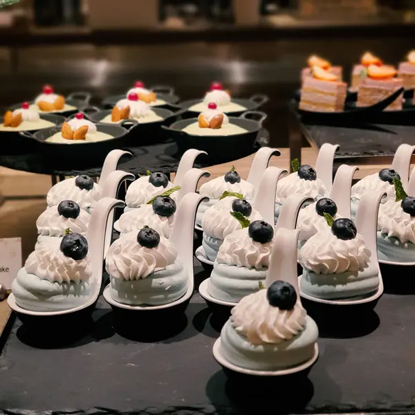 Kekler ve kremalar bir pastanede sergileniyor.