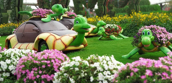 Dubai, BAE 'deki bitkilerden yapılmış Miracle Garden sanat enstalasyonları