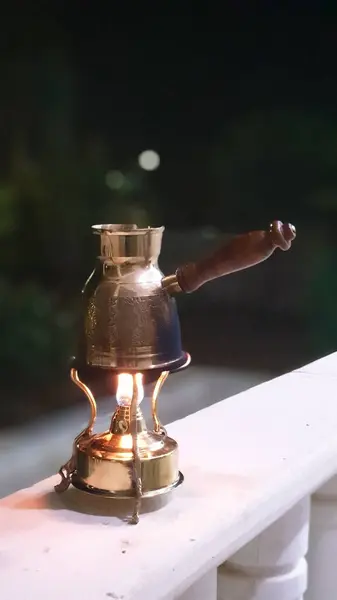 Akşamları balkonda kahve demliği.