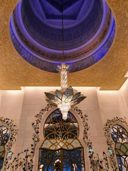 Abu Dabi 'deki Şeyh Zayed Büyük Camii, Birleşik Arap Emirlikleri.