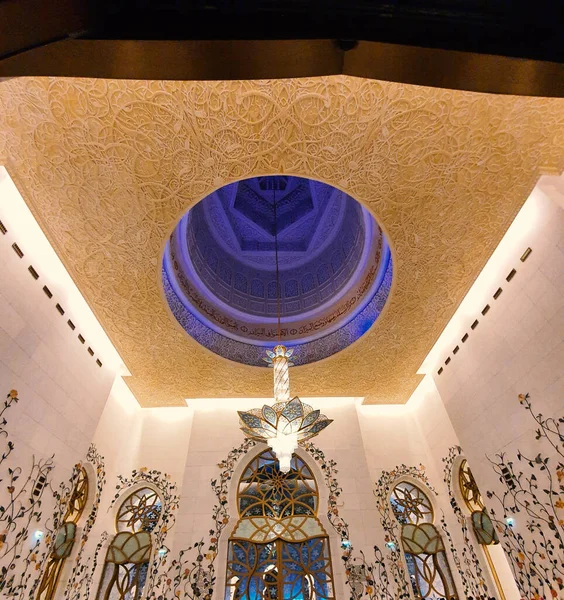 Abu Dabi 'deki Şeyh Zayed Büyük Camii, Birleşik Arap Emirlikleri.