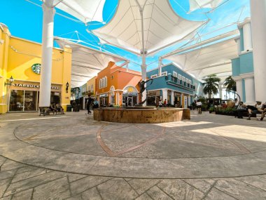 La Isla Plaza, Cancn, Quintana Roo, Meksika 2 Ağustos 2025. Cancun Alışveriş Merkezi 'nde Renkli Binalar ve Çeşme.