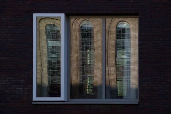 2022年11月30日 荷兰阿纳姆 荷兰Insula Dei疗养院窗户中的教堂倒影 — 图库照片
