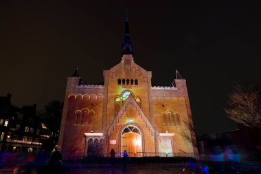 Hoogeveen, Hollanda - 17 Aralık 2022: Hoogeveen, Hollanda Hoogeveen 'deki Hoofdstraatkerk üzerinde ışık yansıması