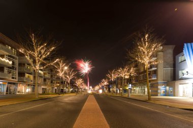 Hoogeveen, Hollanda 1 Ocak 2023 Schutstraat, Hoogevee 'de Havai fişekler