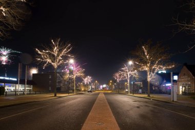 Hoogeveen, Hollanda 1 Ocak 2023 Schutstraat, Hoogevee 'de Havai fişekler