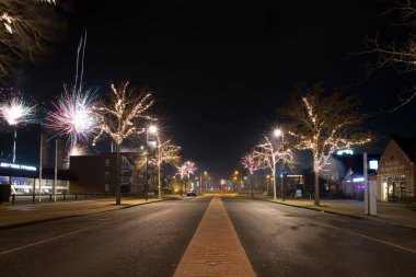 Hoogeveen, Hollanda 1 Ocak 2023 Schutstraat, Hoogevee 'de Havai fişekler
