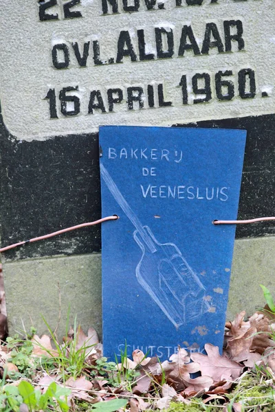 霍格文 2023年3月26日 荷兰霍格文墓地的石头 上面刻有面包店的字样 — 图库照片