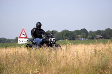 Hoogeveen, Hollanda - 24 Haziran 2023: Assen, Hollanda 'daki TT' ye giderken N48 üzerinde motosiklet