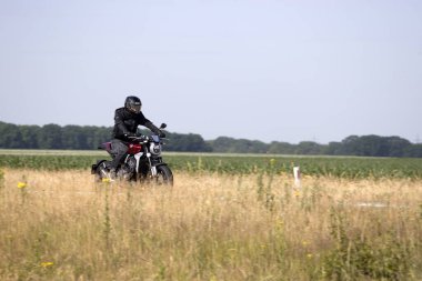 Hoogeveen, Hollanda - 24 Haziran 2023: Assen, Hollanda 'daki TT' ye giderken N48 üzerinde motosiklet