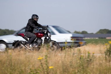Hoogeveen, Hollanda - 24 Haziran 2023: Assen, Hollanda 'daki TT' ye giderken N48 üzerinde motosiklet