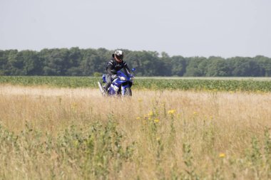 Hoogeveen, Hollanda - 24 Haziran 2023: Assen, Hollanda 'daki TT' ye giderken N48 üzerinde motosiklet