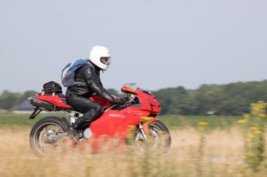 Hoogeveen, Hollanda - 24 Haziran 2023: Assen, Hollanda 'daki TT' ye giderken N48 üzerinde motosiklet