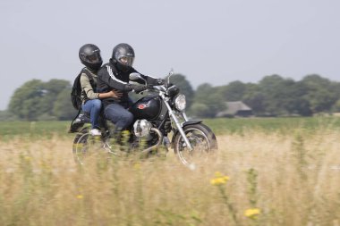 Hoogeveen, Hollanda - 24 Haziran 2023: Assen, Hollanda 'daki TT' ye giderken N48 üzerinde motosiklet