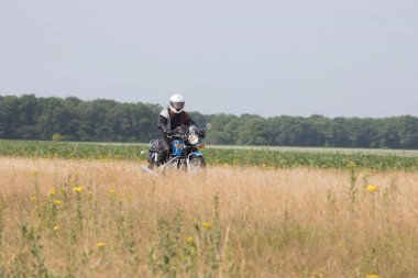 Hoogeveen, Hollanda - 24 Haziran 2023: Assen, Hollanda 'daki TT' ye giderken N48 üzerinde motosiklet