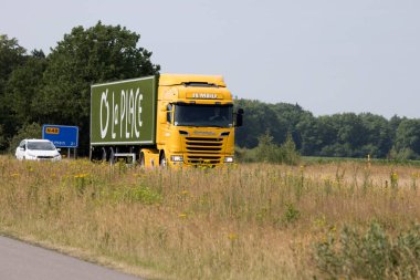 Hoogeveen, Hollanda... 24 Haziran 2023 Hoogeveen, Hollanda yakınlarındaki N48 'deki La Place aracı.