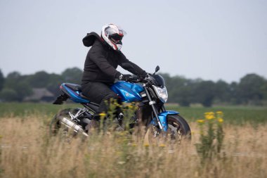 Hoogeveen, Hollanda - 24 Haziran 2023: Assen, Hollanda 'daki TT' ye giderken N48 üzerinde motosiklet