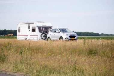 Hoogeveen, Hollanda... 24 Haziran 2023: Hoogeveen, Hollanda yakınlarındaki N48 'de karavanla Hyundai