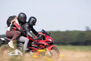 Hoogeveen, Hollanda - 24 Haziran 2023: Assen, Hollanda 'daki TT' ye giderken N48 üzerinde motosiklet