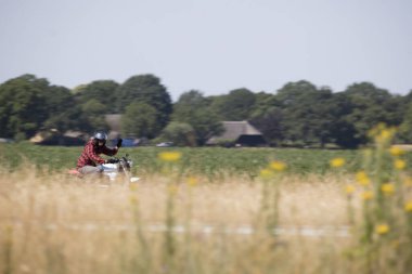 Hoogeveen, Hollanda - 24 Haziran 2023: Assen, Hollanda 'daki TT' ye giderken N48 üzerinde motosiklet
