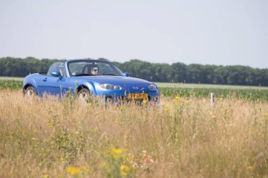 Hoogeveen, Hollanda... 24 Haziran 2023, Hoogeveen, Hollanda yakınlarındaki N48 'de Mada.
