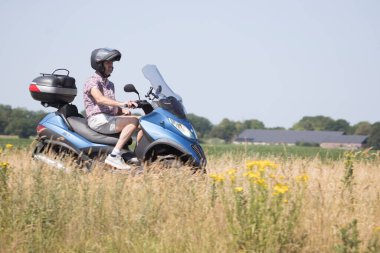 Hoogeveen, Hollanda - 24 Haziran 2023: Assen, Hollanda 'daki TT' ye giderken N48 üzerinde motosiklet