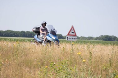 Hoogeveen, Hollanda - 24 Haziran 2023: Assen, Hollanda 'daki TT' ye giderken N48 üzerinde motosiklet