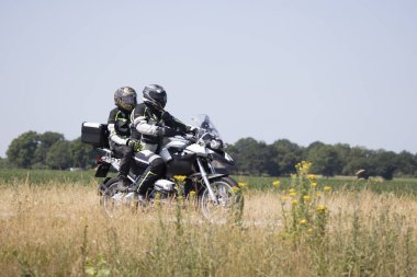 Hoogeveen, Hollanda - 24 Haziran 2023: Assen, Hollanda 'daki TT' ye giderken N48 üzerinde motosiklet