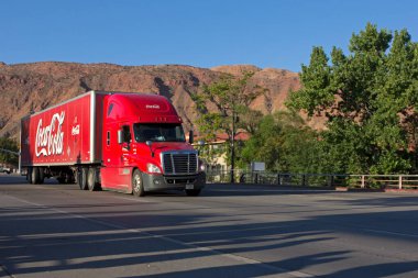 Moab, ABD - 16 Ağustos 2017: ABD 'de Streetview Moab with Truck Coca Cola