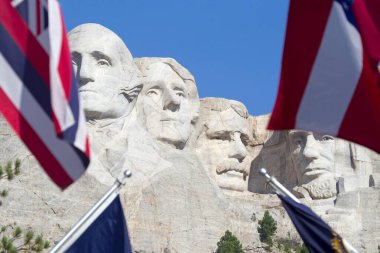 Black Hills, Keystone, Güney Dakota, ABD - 22 Ağustos 2017 Rushmore Ulusal Anıtı Rushmore Dağı 'nın granit yüzüne oyulmuş bir heykeldir.