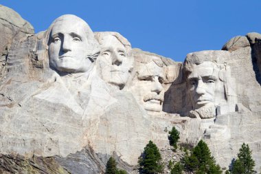 Black Hills, Keystone, Güney Dakota, ABD - 22 Ağustos 2017 Rushmore Ulusal Anıtı Rushmore Dağı 'nın granit yüzüne oyulmuş bir heykeldir.