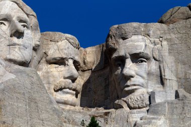 Black Hills, Keystone, Güney Dakota, ABD - 22 Ağustos 2017 Rushmore Ulusal Anıtı Rushmore Dağı 'nın granit yüzüne oyulmuş bir heykeldir.