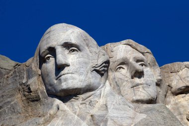 Black Hills, Keystone, Güney Dakota, ABD - 22 Ağustos 2017 Rushmore Ulusal Anıtı Rushmore Dağı 'nın granit yüzüne oyulmuş bir heykeldir.